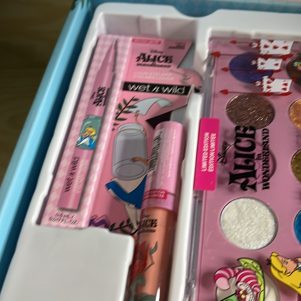 Wet N Wild Alice In Wonderland Limited Edition Pr Box - Makeup Set - Picture 15 of 15